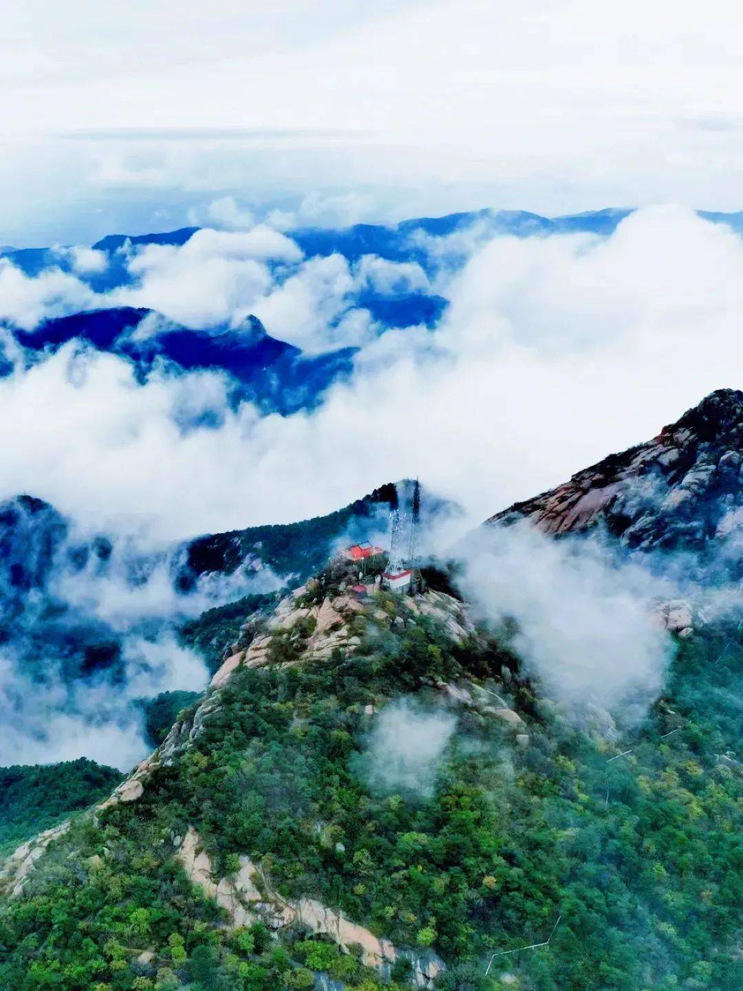 鲁山，坐落于淄博市博山区池上镇，海拔1108.3米，是山东省第四高峰，鲁中