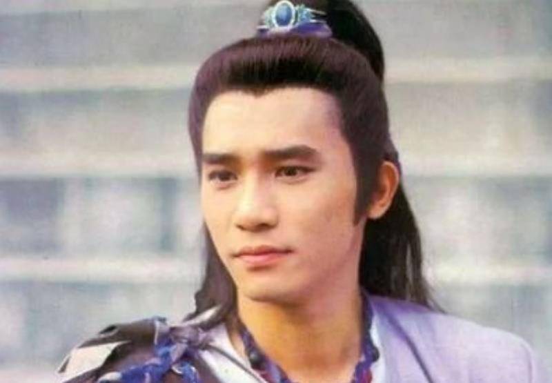 那时的梁朝伟还很年轻，加上迷人的眼神，不知道捕获了多少少女的芳心！李连杰版1993年王晶导演的香港电