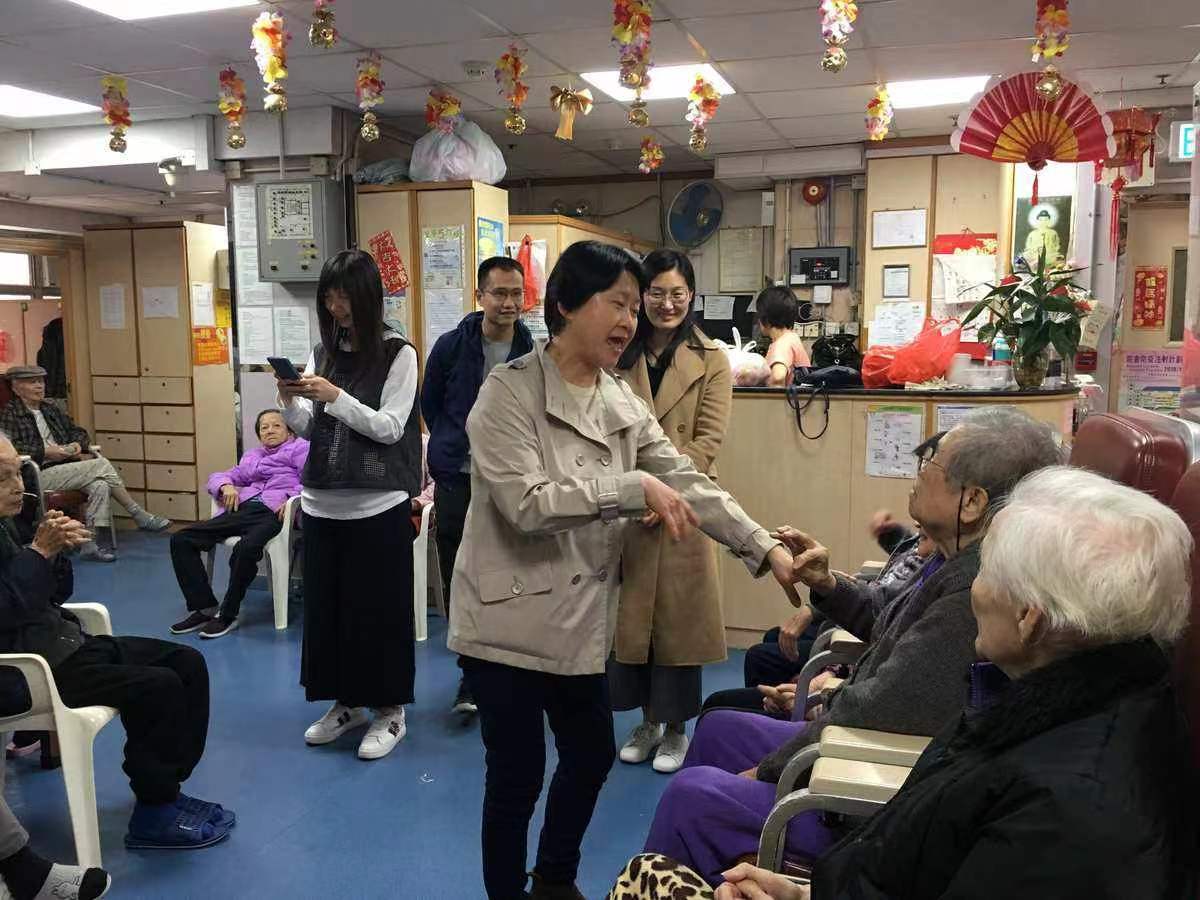 触目惊心！养老院女护工殴打老人用不锈钢碗多次击开云 开云体育官网打老人头部！(图1)