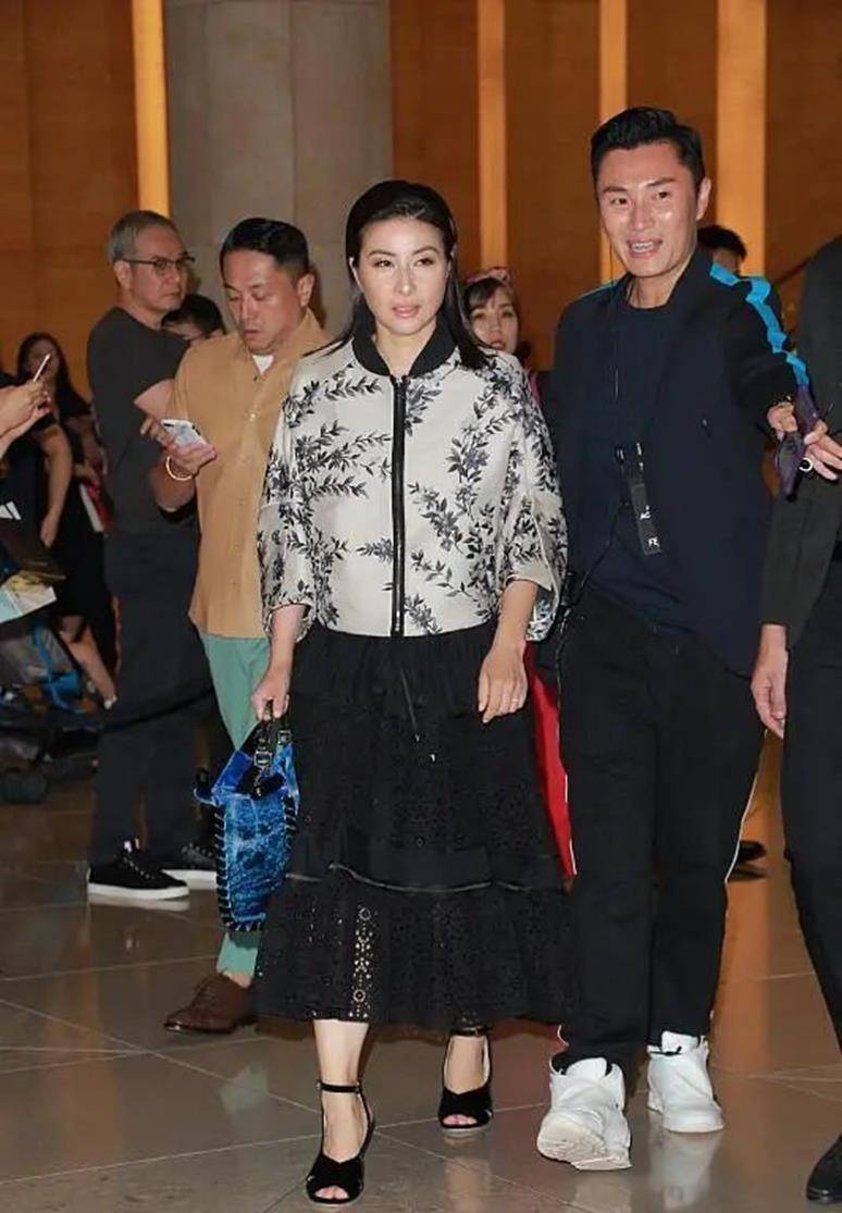 打扮罕见的郭晶晶女士！民族风衬衫+时尚裙尽显富贵高贵轻松美成焦点爱游戏AYX体育(图2)