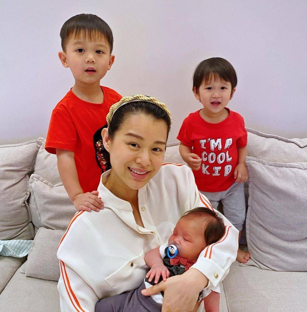 胡杏儿老公带俩儿子去海边玩，父子仨超欢乐，奕霆化身捕鱼达人