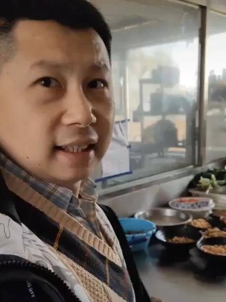 何云伟与开云体育 开云官网农家乐老板合影被网友们戏谑：弊大于利(图2)