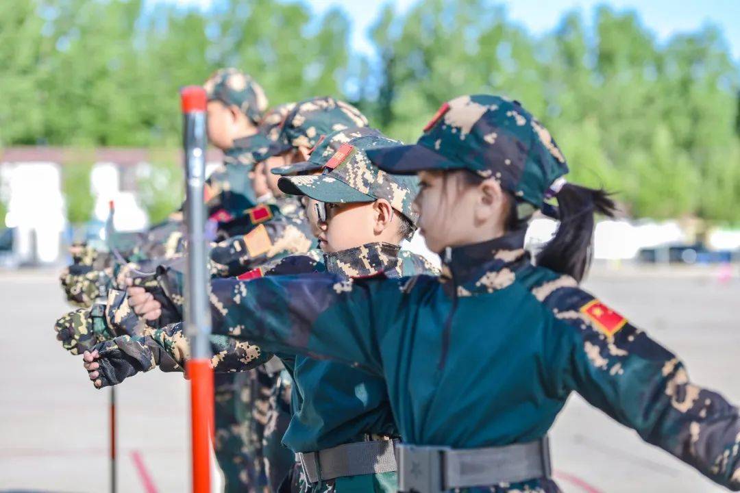 半岛真人向前看当代学生军训图鉴！当军训时到底在训什么？(图1)