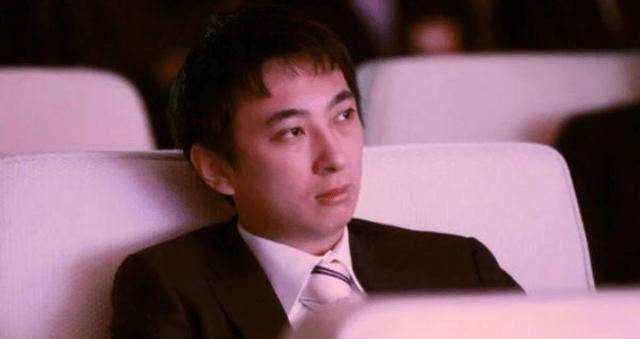 原创
            王思聪懒理风波现身KTV！身边还有美女相伴，但颜值却输给孙一宁丨王思聪嘲讽姿态