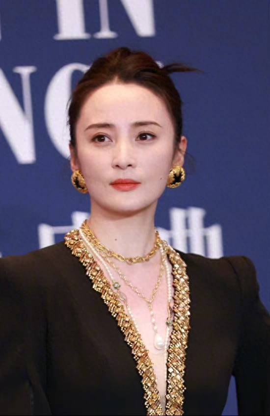 确定不是双胞胎？这6对长相相似的明星，真是同脸不同命！