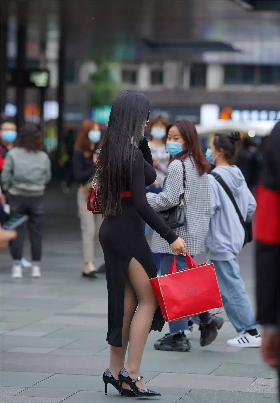 展现魅力与优雅-欧美时尚半高领长袖连衣裙长裙侧高开衩裙爱游戏官方网站(图9)