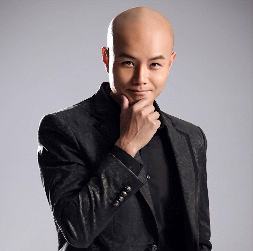 乐嘉8年后泪洒出镜间，表示自己生活早被毁了，如今连女儿都不过