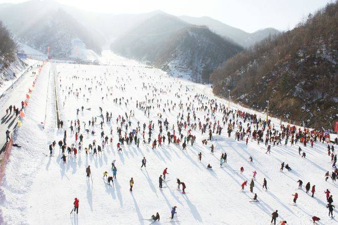 谈球吧体育伏牛山滑雪度假乐园位于栾川县老界岭北坡被誉为中原第一滑雪场(图3)