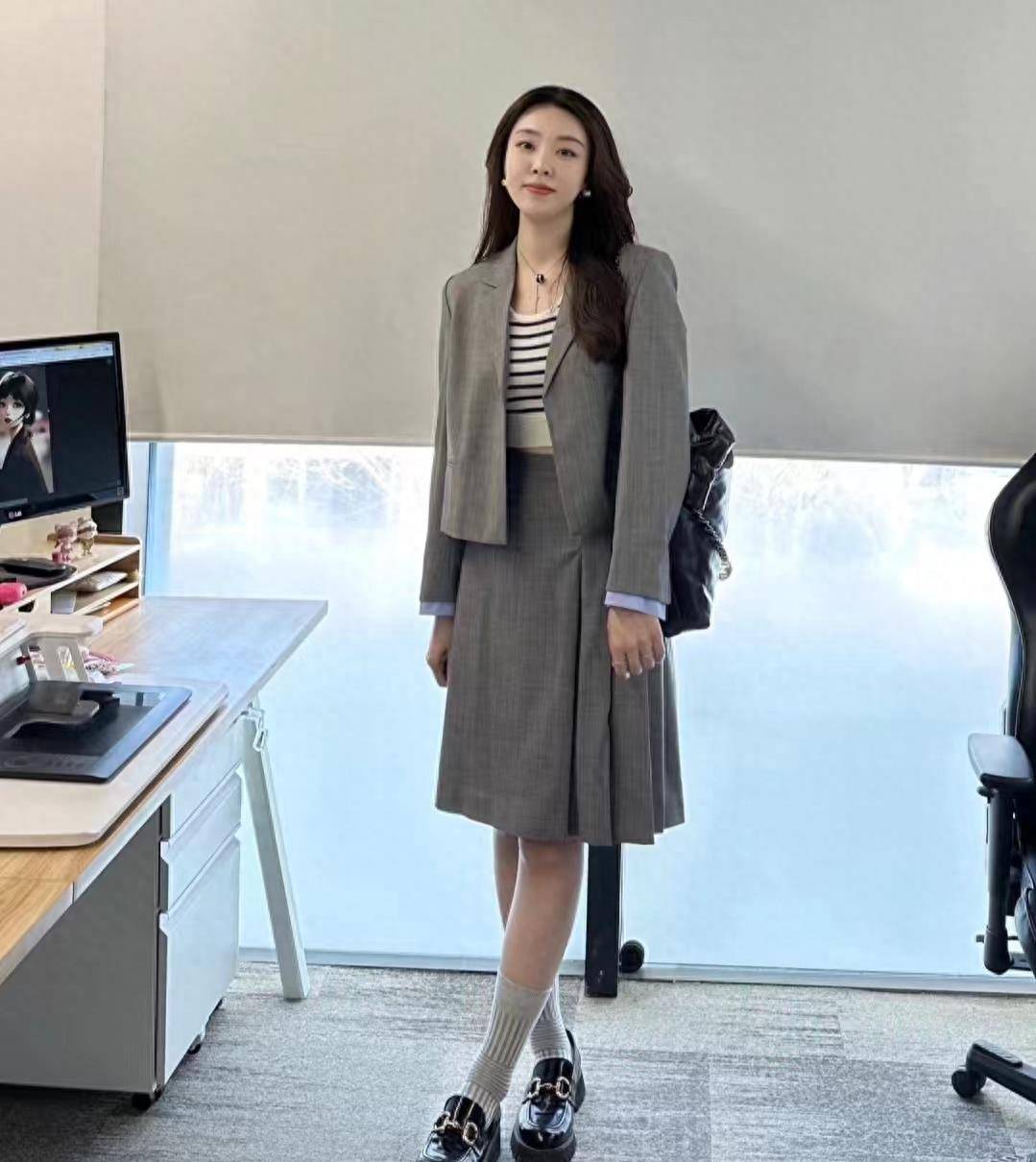 今年秋天最流行的裙子复古又时尚永远最懂女人心！爱游戏AYX体育(图4)