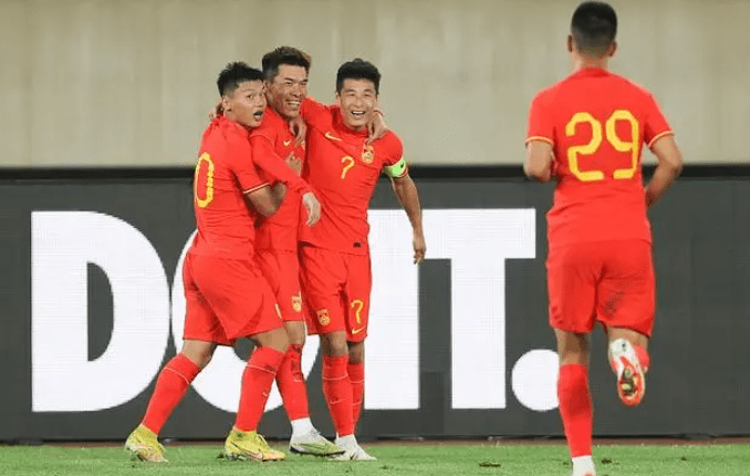 国足2-0，血性之战！63%控球＋狂轰13脚，越南输急眼犯规动作，爆冲突