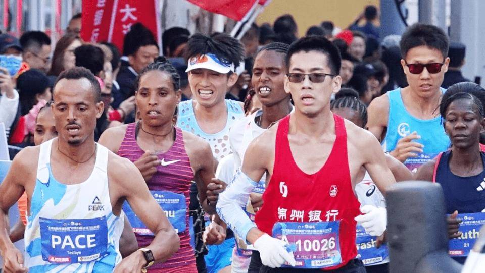 赛事方车辆阻挡中国选手帮助黑人夺冠？网友已不再相信国内马拉松