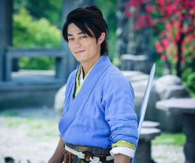 任我行令狐冲的武功在《天龙八部》算什么水平？能够武林称雄吗？