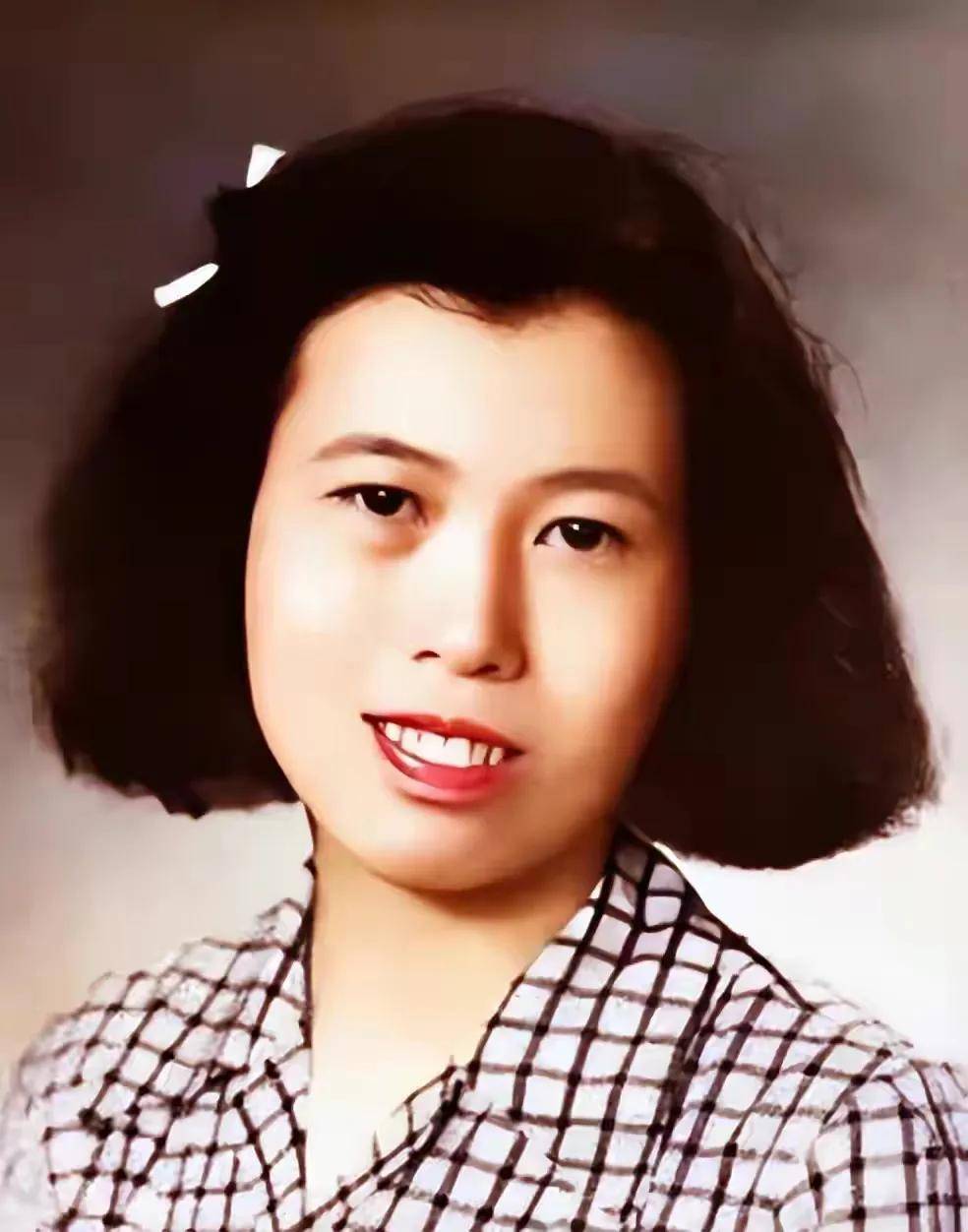 原创冯小刚姐姐冯小军：托起弟弟和母亲生活，67岁不婚，家庭害她好惨