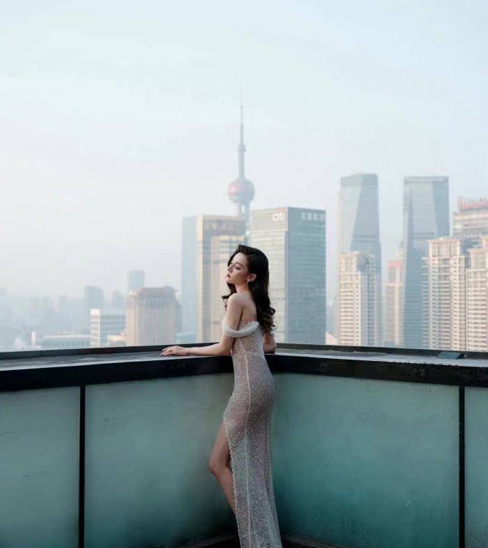 原创热巴最新机场照走红！粉色连衣裙太少女了，大家都好美