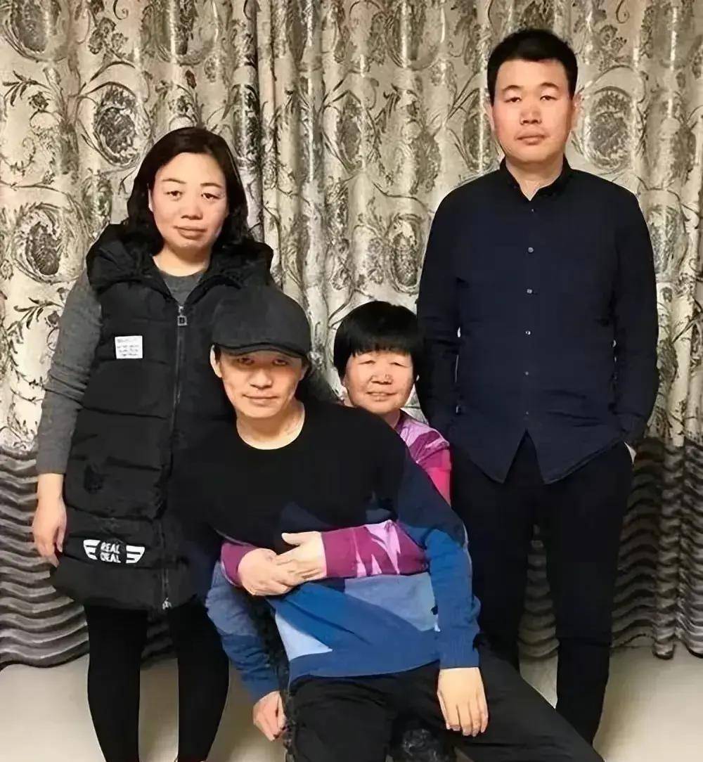 如此动人！王宝强现身河北服务区，亲自运送6卡车物资，他已经两天没睡觉了