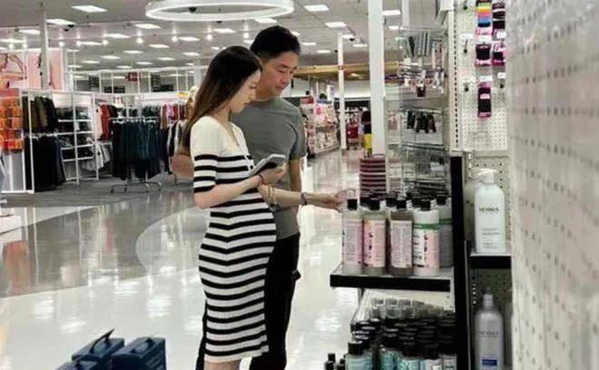 原创刘强东和初恋女友同框，女方比章泽天更知性，出场秩序很重要