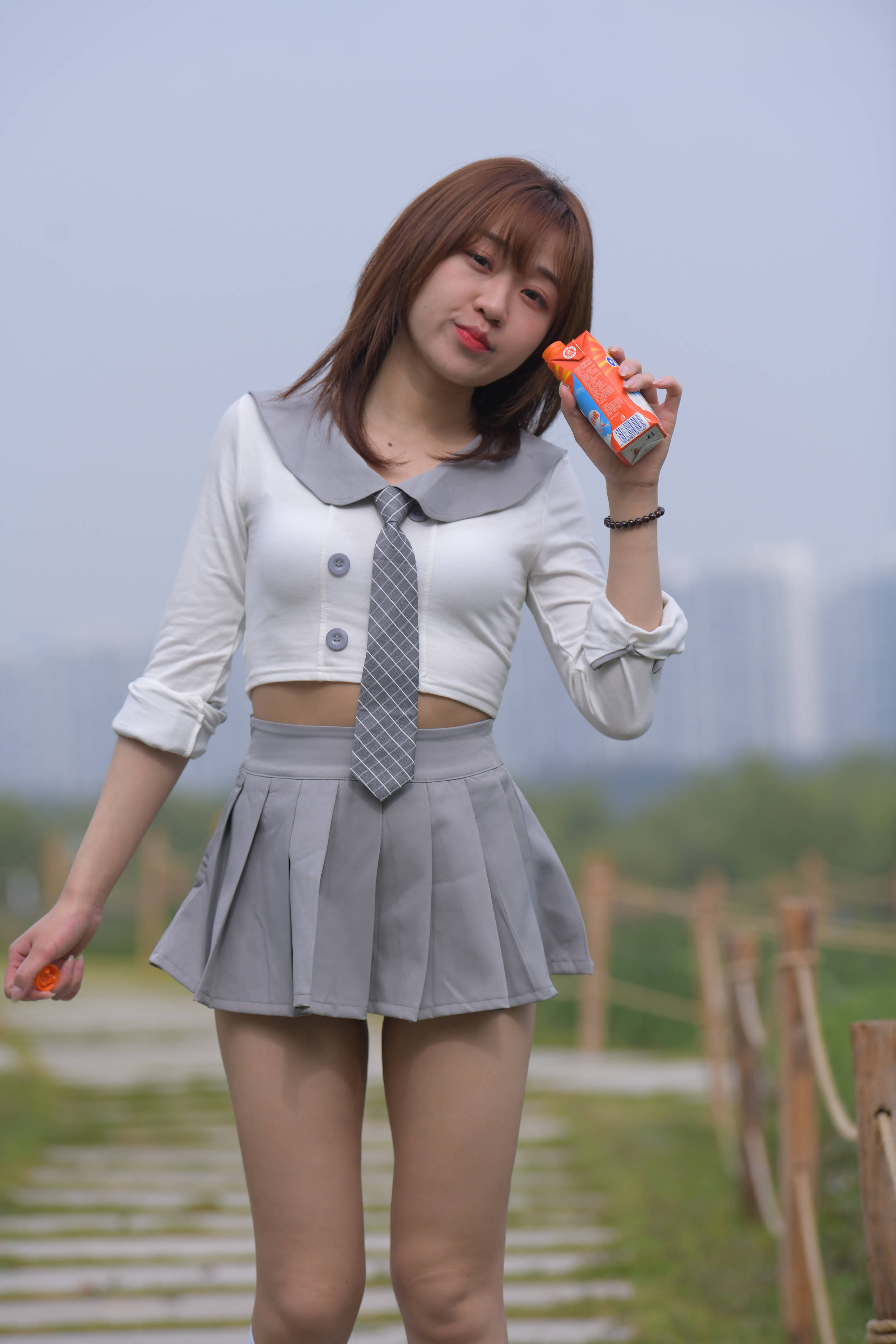 学生装尽显独特魅力,小少女青春时尚,最美姿态尽收眼底