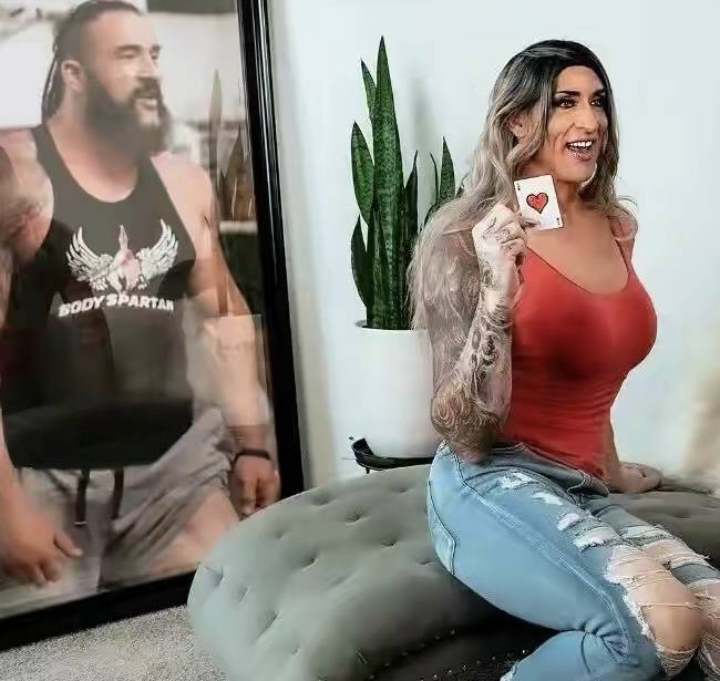 男摔跤手退役后变美女,肌肉猛汉变金刚芭比,妻女竟暖?