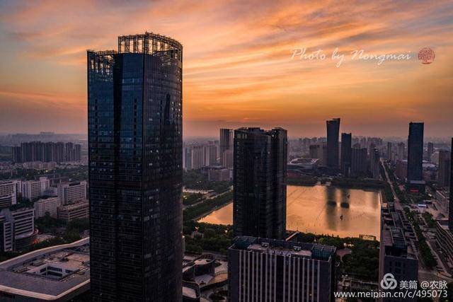 清晨洛阳新区楼顶正大中心和世贸中心雄伟壮观