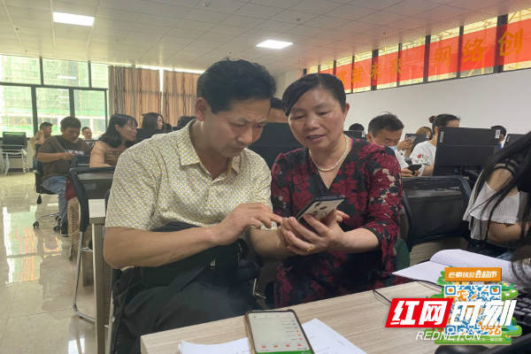娄底涟源：农人参加线下培训会 体验直播“过把