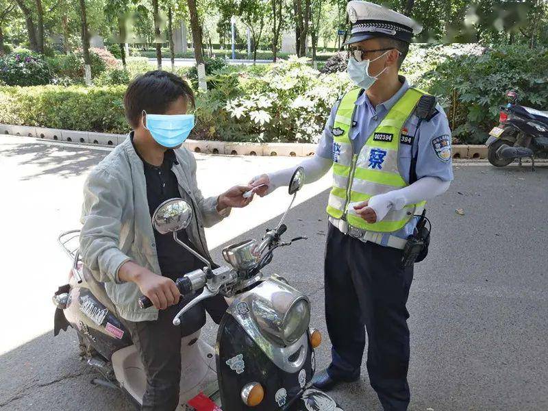 今天起,在昆明骑电动自行车不戴安全头盔,你将收到