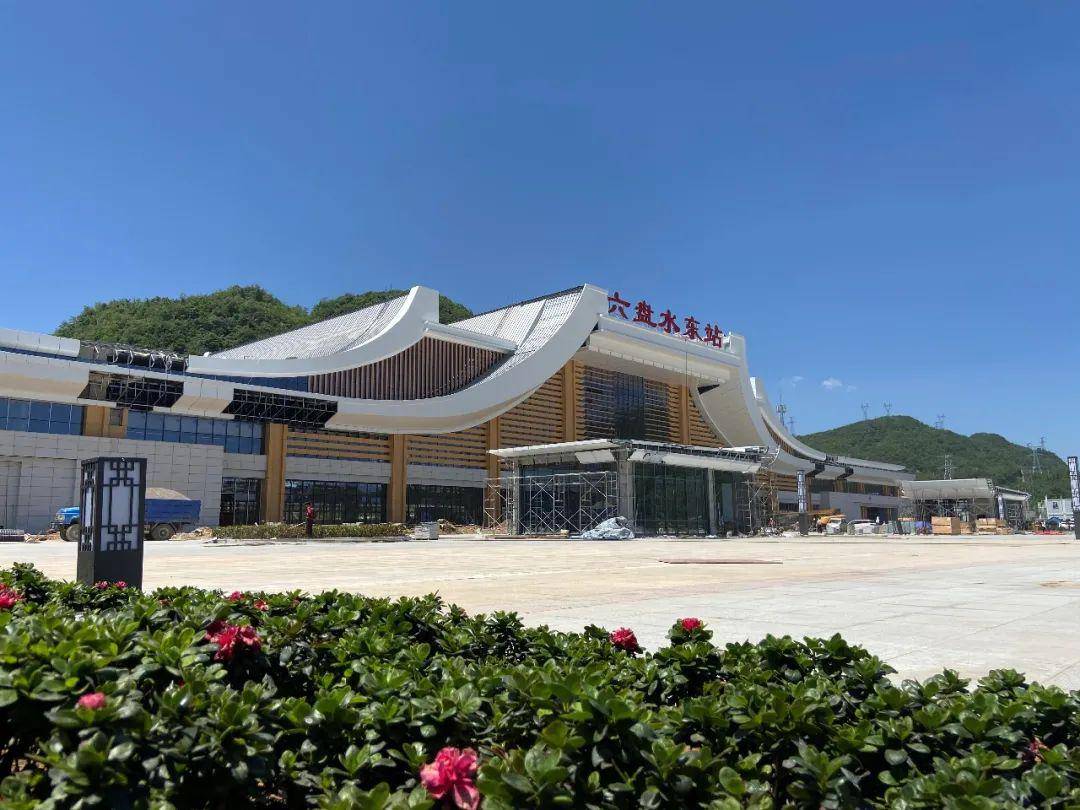 高铁安顺西站引出,向西经六盘水市的六枝特区,于六盘水铁路枢纽老水城