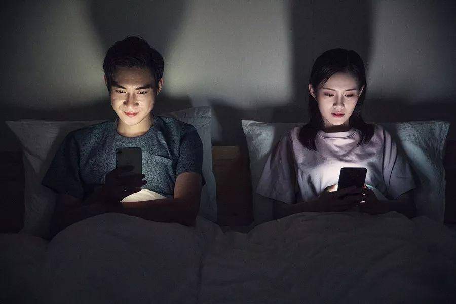 在床上使用1个多小时的手机,其发出的蓝光会减少人们生成褪黑激素总数
