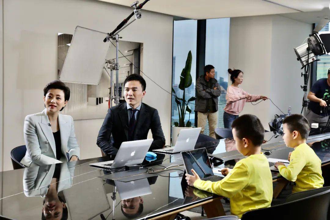 新闻| 松鼠ai 1对1代言人杨澜女士,进走松鼠ia总部进行参观考察!