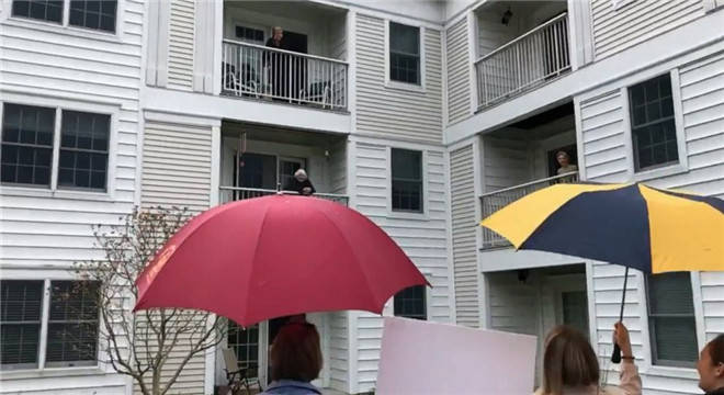 美国一家人在养老院外给奶奶唱歌 引得其他老人