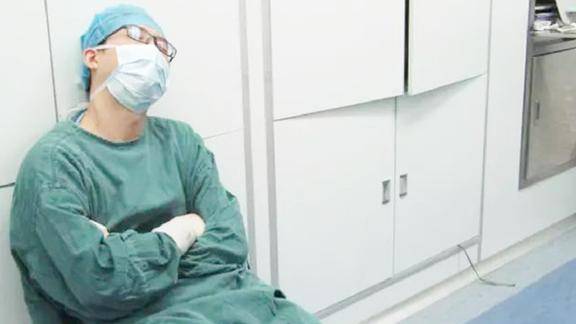江西男医生疲惫不堪为3岁宝宝做紧急手术,最后竟累倒下了!