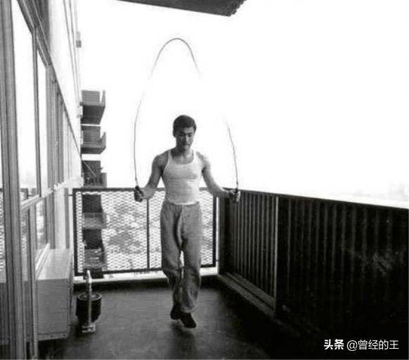 用实心铁球训练的李小龙他的寸拳能将150斤重的人打飞几米外