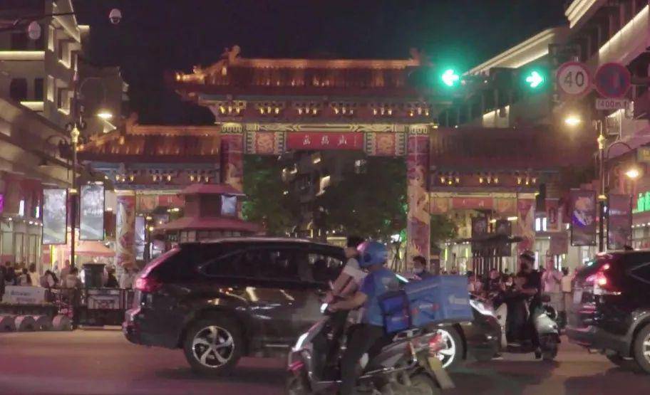 当明星之前，先去横店送外卖