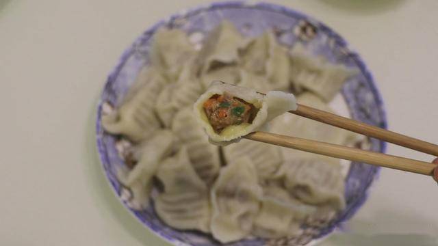 肉馅饺子的调料水怎么调 fe6f7a0949da47689f0ecbf6e0fe8132.jpeg
