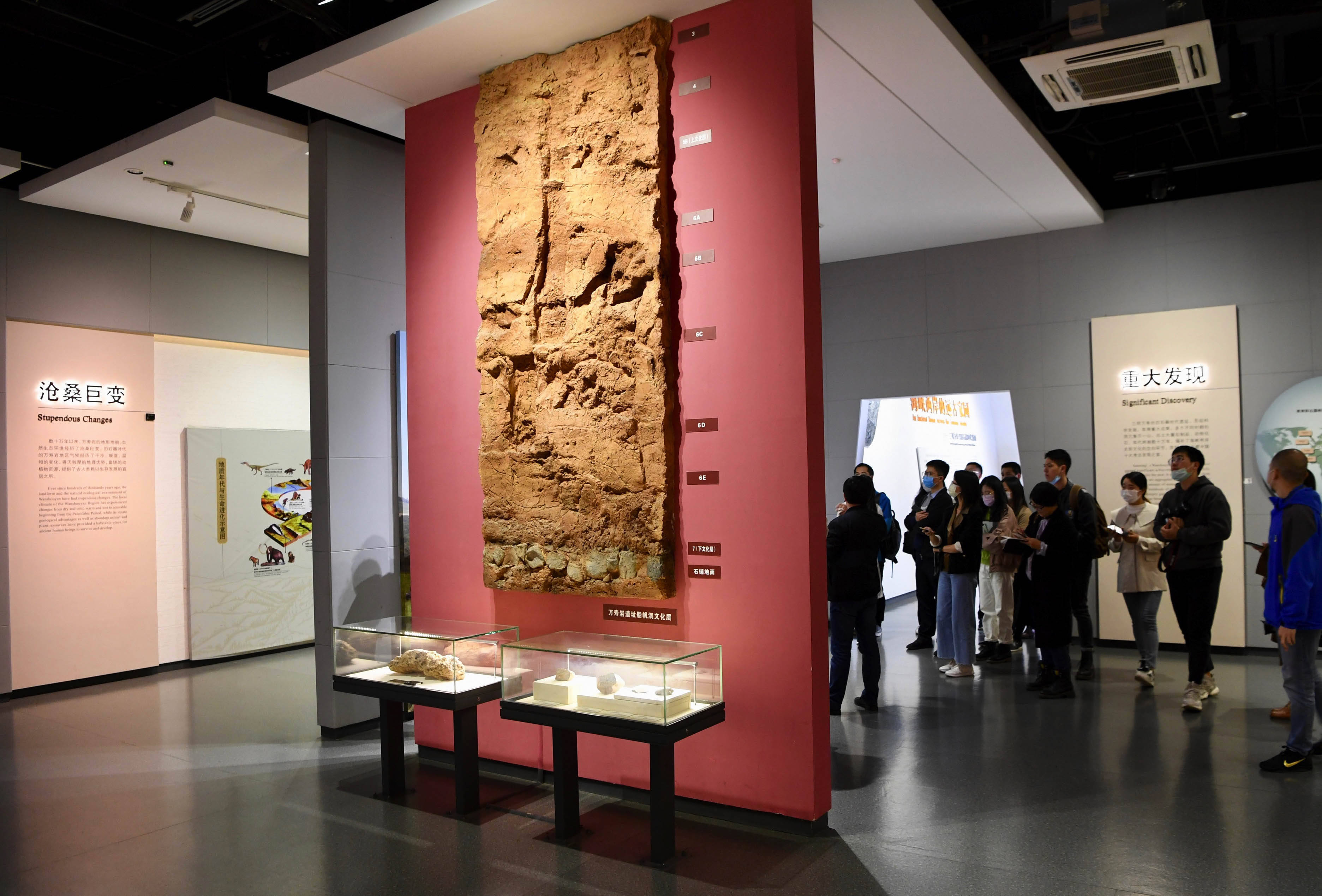 媒体记者在万寿岩遗址博物馆参观采访(4月9日摄.