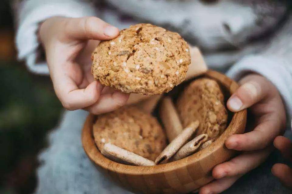 「孩子」吃错了才可怕中国首个儿童零食标准出炉！孩子吃零食不可怕