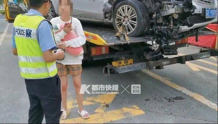 浙江90后女孩穿拖鞋开奔驰,追尾危化品车后空中翻滚