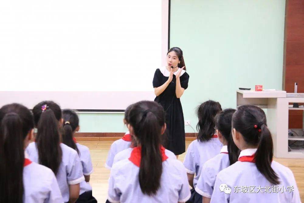 朱静老师带来的是一首彝族儿歌,学生们在朱老师的带领下演唱出了二