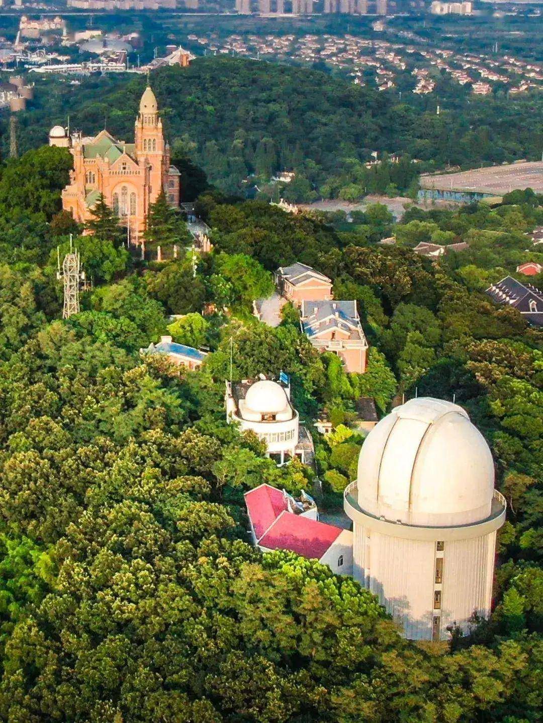 的森林公园,有着上海地区唯一的茶园,拥有佘山圣母大殿,佘山天文台,秀