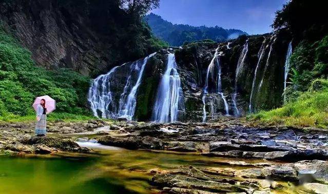 据当地人介绍,飞水岩瀑布位于江凯村北部小河上游,水源由黑塘小溪,七
