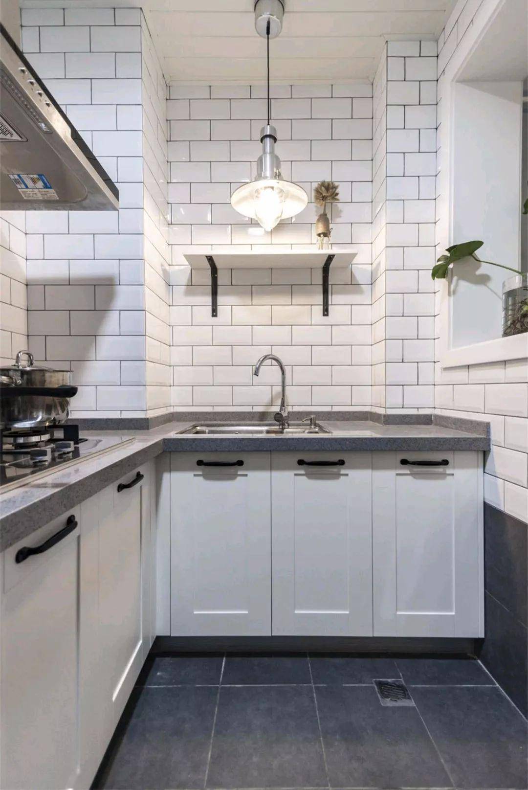 厨房处选择了最近最为流行的长方形小白砖设计,搭配浅灰色的地砖,打造