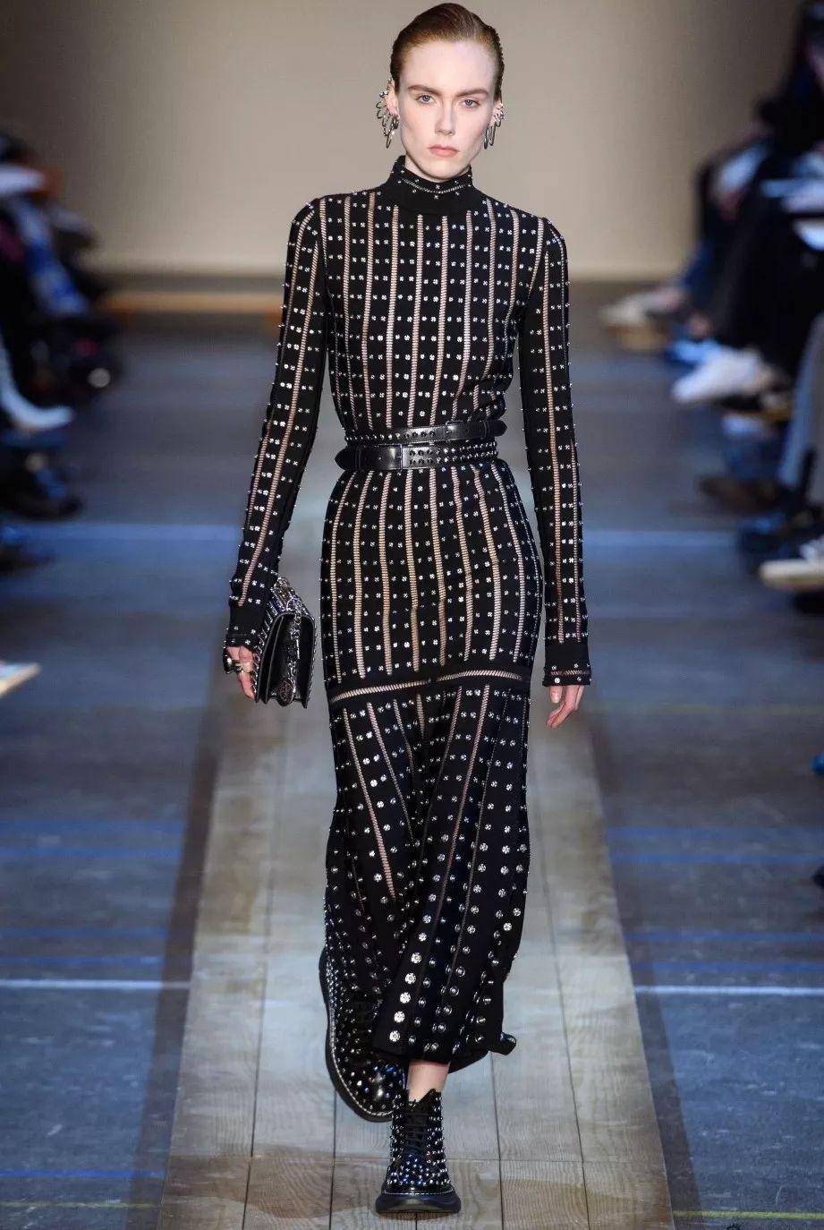 梦见别人穿着黑色的孝衣和黑色的棺材，寓意与解析