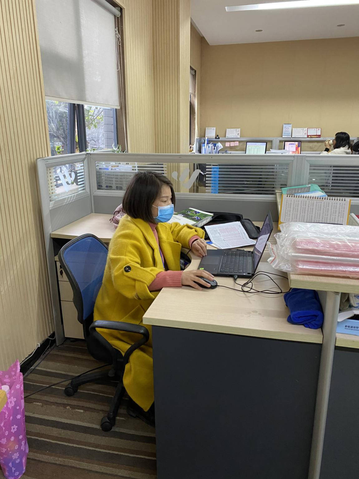 工作中的殷春燕社区是疫情防控的重点,也是难点.