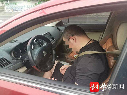 群众报警:小车司机突发疾病车停路中央 交警派救护车前来急救,竟是酒