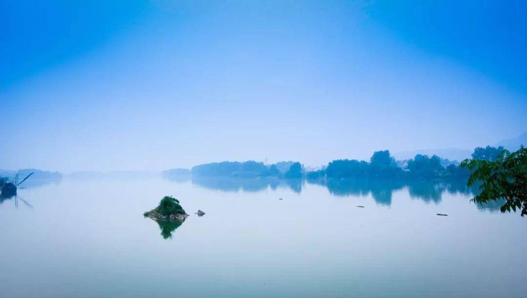 李廌《虞美人·玉阑干外清江浦 青山横北郭,白水绕东城.