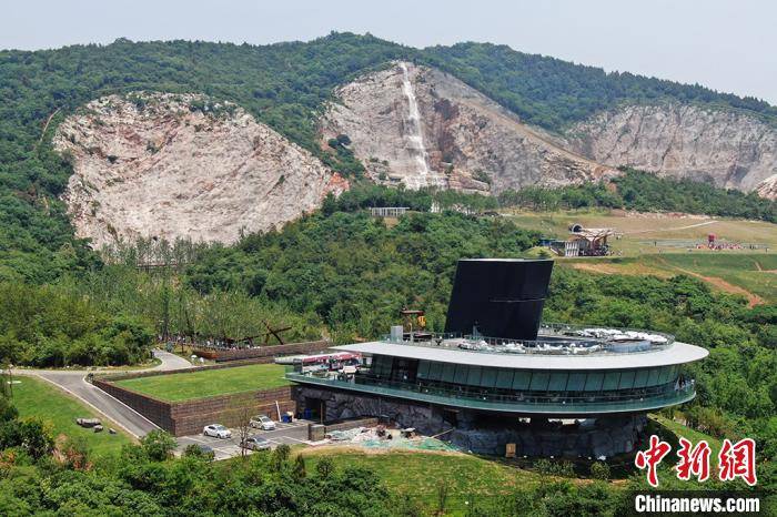 废弃矿山"华丽转身 航拍南京矿坑公园夏日风景