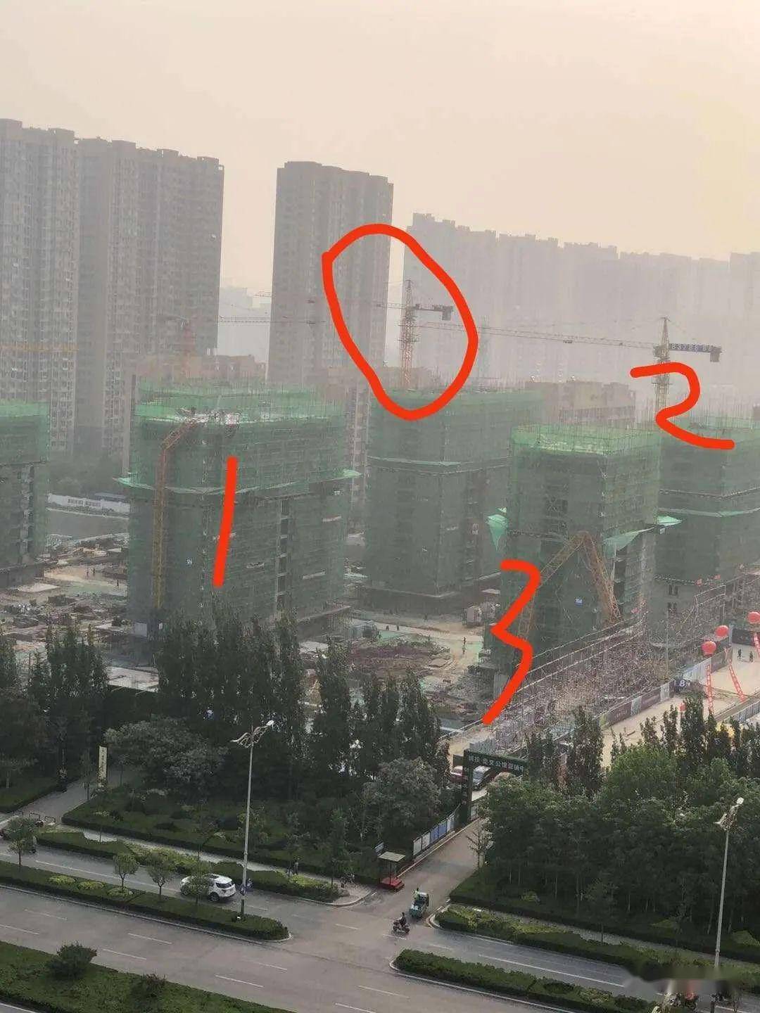 原因公布 | 山东潍坊一在建工地2台塔吊倒塌,致1死1伤!