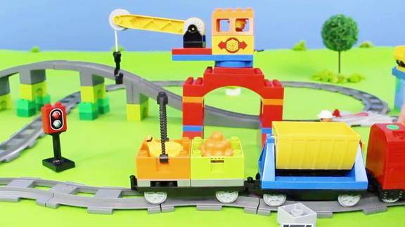 托马斯小火车工程车玩具轨道拼装,警车安装,卡车运输小动物游戏