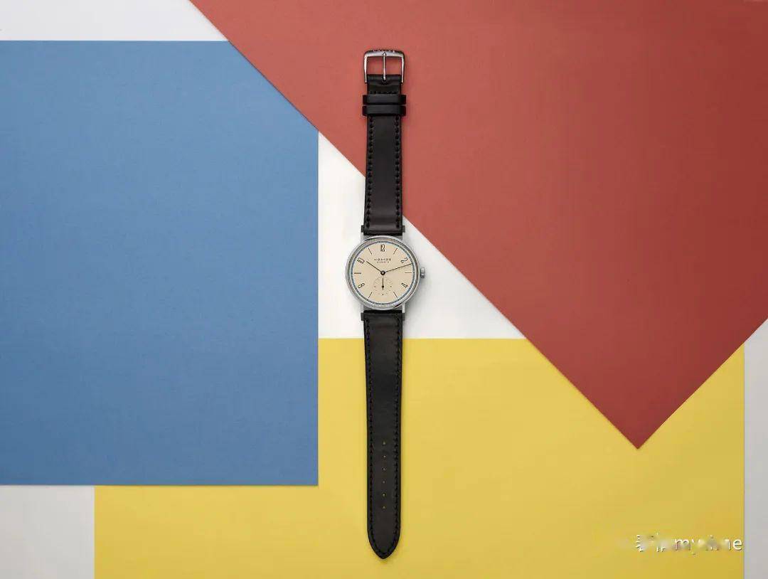 tangente 包豪斯特别版是一套共三款腕表,其表盘呈泛黄的素描纸色