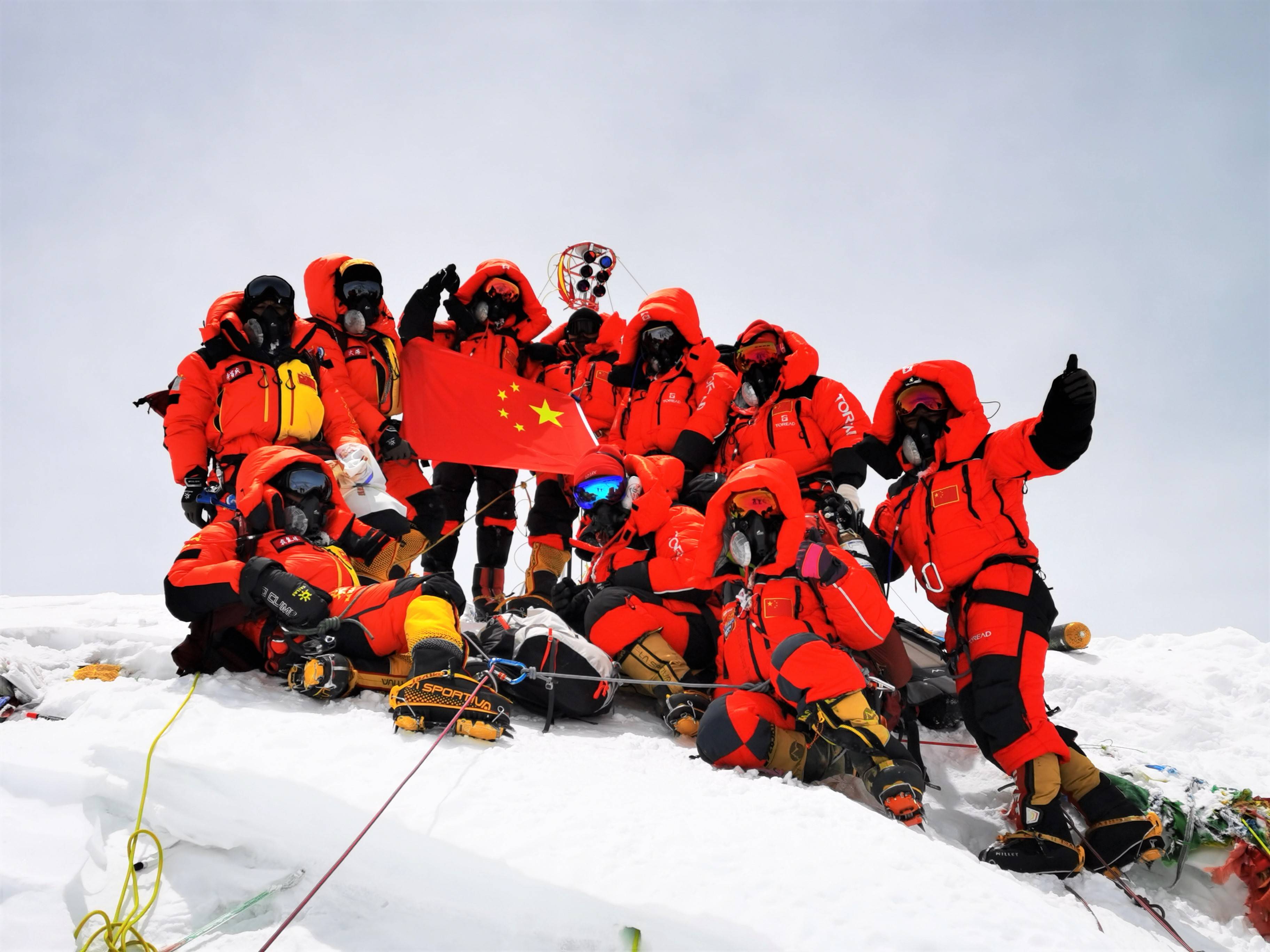 2020珠峰登顶意义大不同5月27日,2020珠峰高程测量登山队在峰顶合影