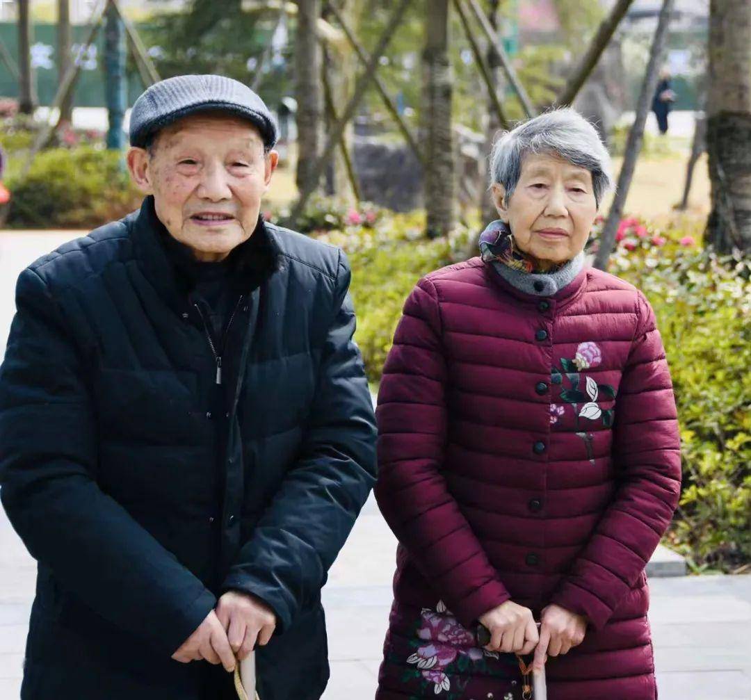 利川9旬老夫妻牵手照背后:跨越67年,把日子过成诗!